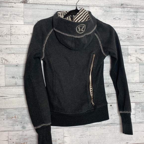 ππ Lululemon Scuba Hoodie Travel Pillow Special Edition Size 2 Charcoal ππ - Picture 12 of 12